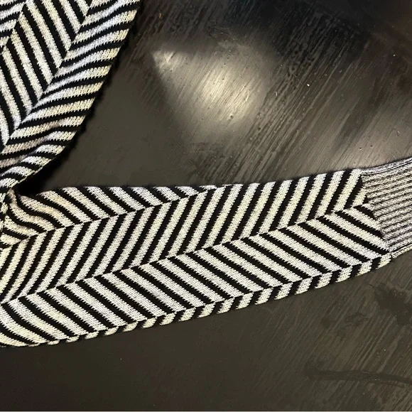 Tahari Printed Crew Neck Sweater, Size Large, NWT, Relaxed Fit, Soft & Stylish - Picture 8 of 9